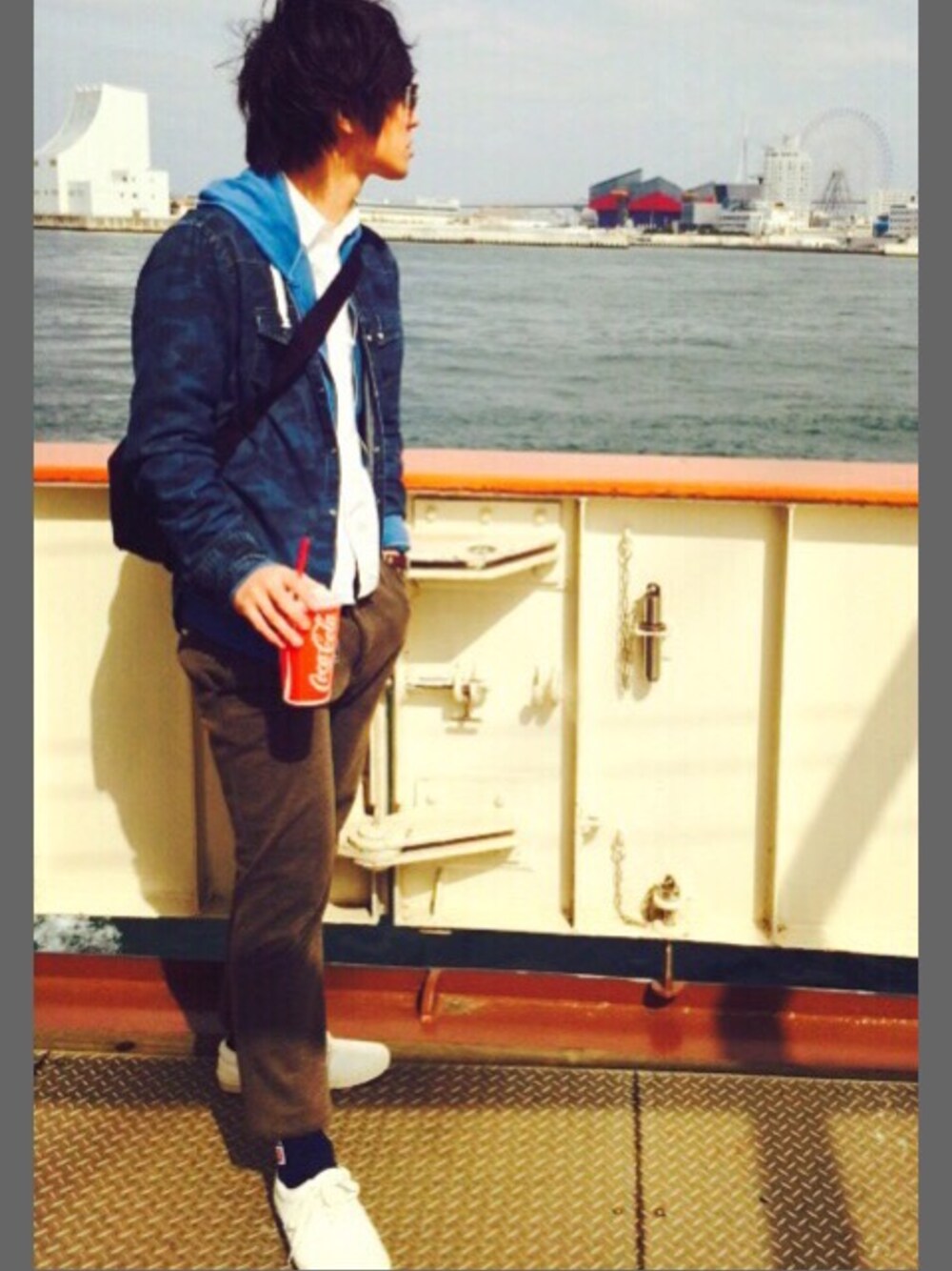 ブルー系のパーカー、ホワイト系のシャツ/ブラウス、ブルー系のシャツ/ブラウスを着用したメンズの冬コーディネートの1枚目の写真