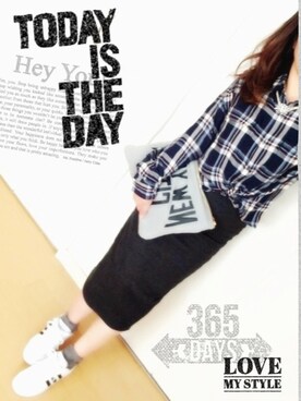 「アイテム（クラッチバッグ、グレー系）」を使った、めるもさん（レディース・158cm）の春コーディネート