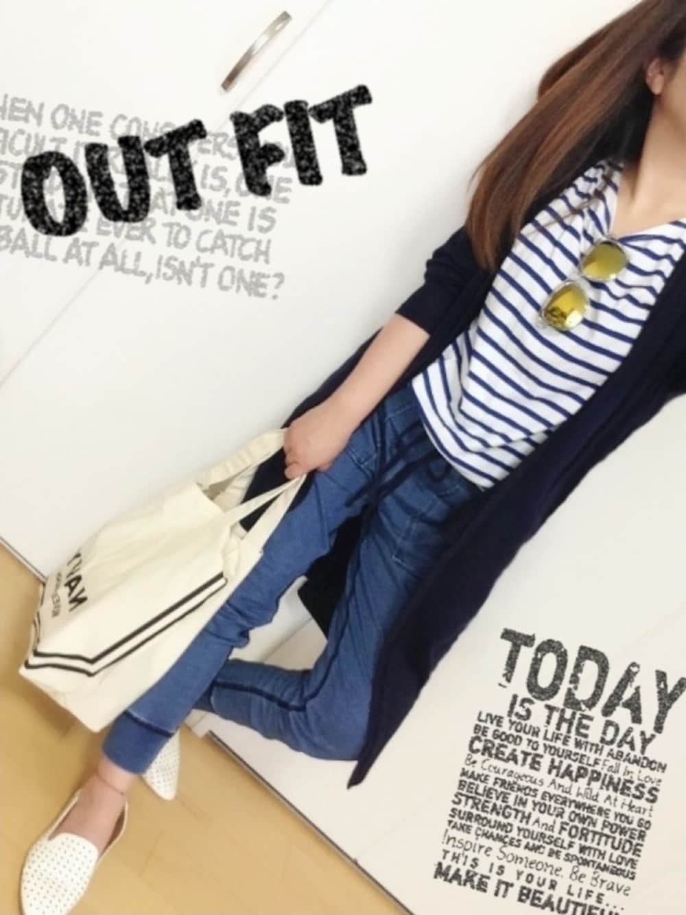 ブルー系のカーディガン/ボレロ、ブルー系のパンツ、ホワイト系のパンプスを着用したレディースの春コーディネートの1枚目の写真