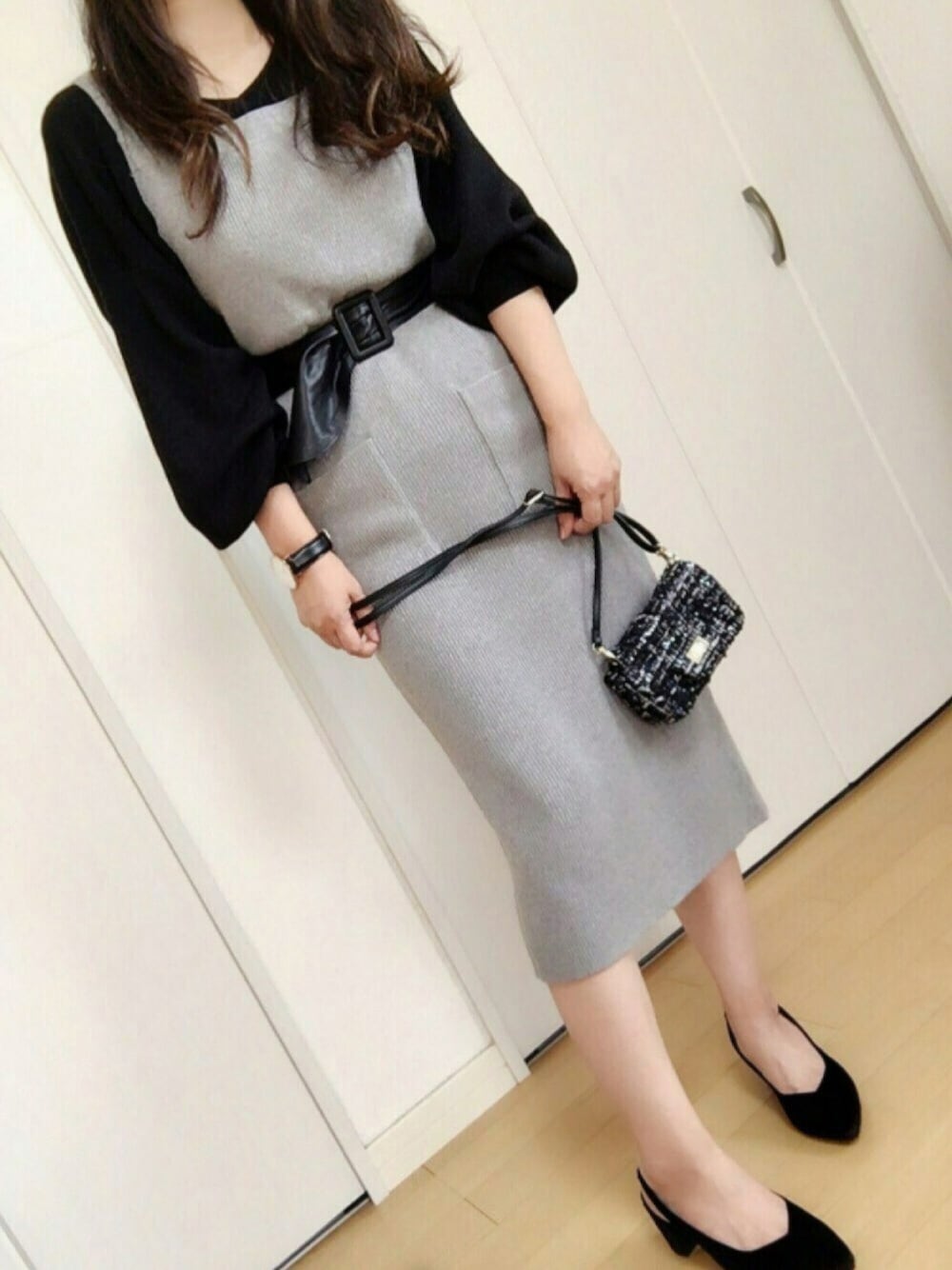 「秋コーデ、モノトーンコーデ、パンプス、サッシュベルト、ニットワンピース、プチプラコーデ、ツイード、ボリュームスリーブ、GU、OZOC」｜「WEGOのWEGO/Vネックボリュームスリーブニット（ニット/セーター、ブラック系）」を使った、めるもさん（レディース・158cm）の秋コーディネートの1枚目の写真