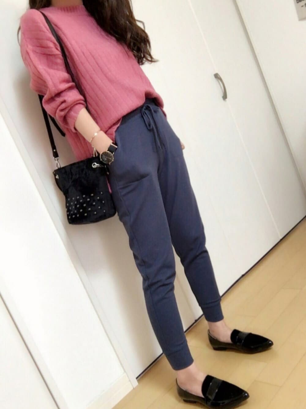 「カジュアル、オトナ女子、ニット、ピンクニット、プチプラコーデ、ジョガーパンツ、アキコーデ、ラクチンコーデ、くすみカラー、OZOC」｜「OZOCの裾スリットワイドリブニット（ニット/セーター、ピンク系）」を使った、めるもさん（レディース・158cm）の秋コーディネートの1枚目の写真
