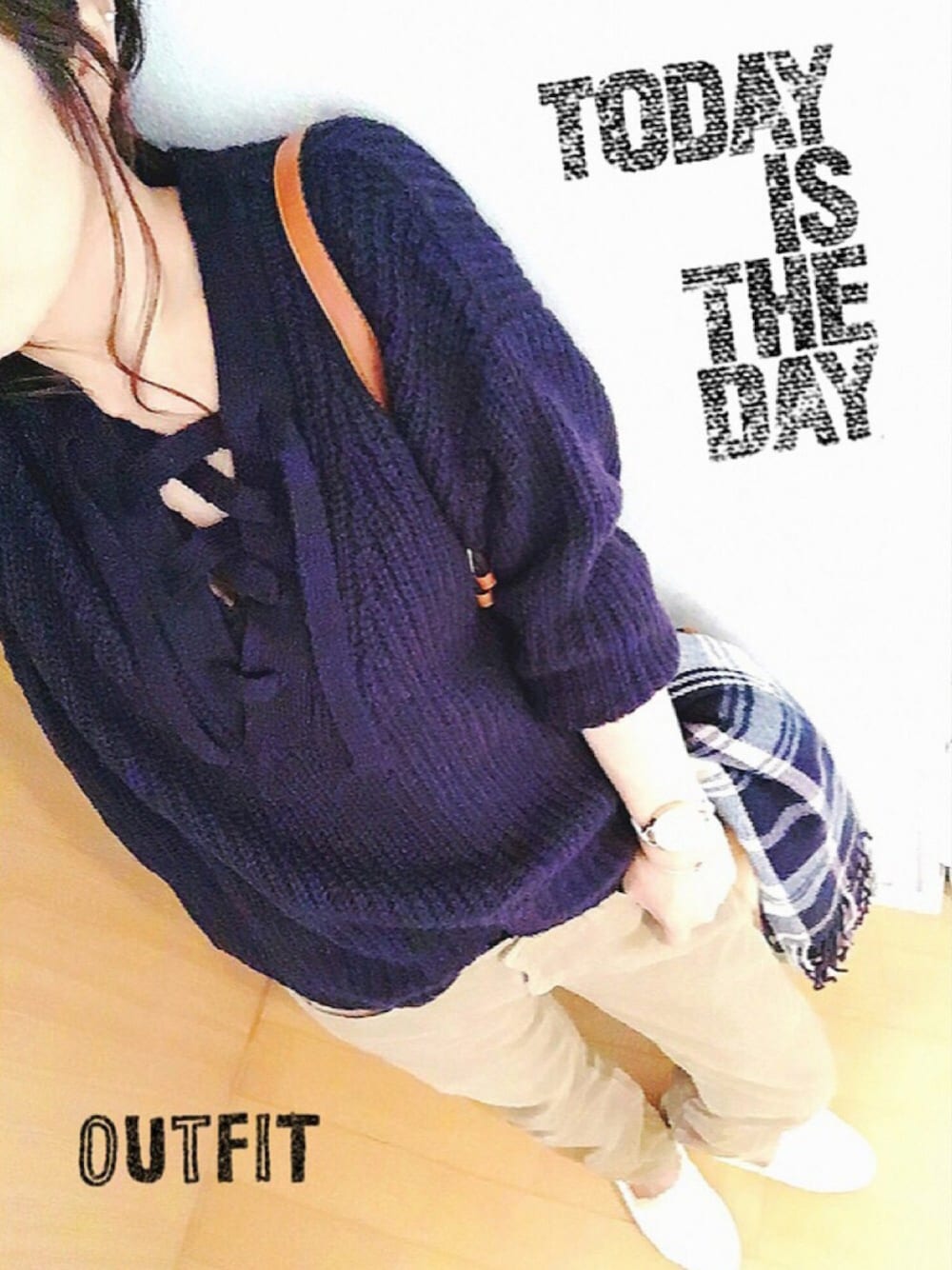 ブルー系のニット/セーター、ベージュ系のその他パンツ、ブラック系のショルダーバッグを着用したレディースの秋コーディネートの1枚目の写真