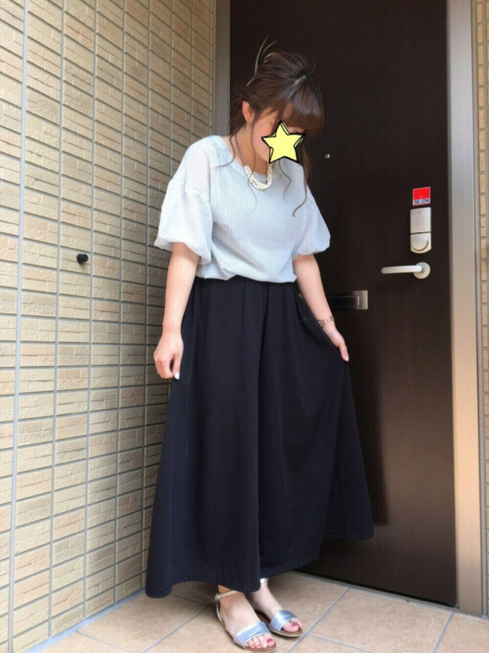 グレー系のシャツ/ブラウス、ブラック系のその他パンツ、グレー系のタンクトップを着用したレディースの春コーディネートの1枚目の写真