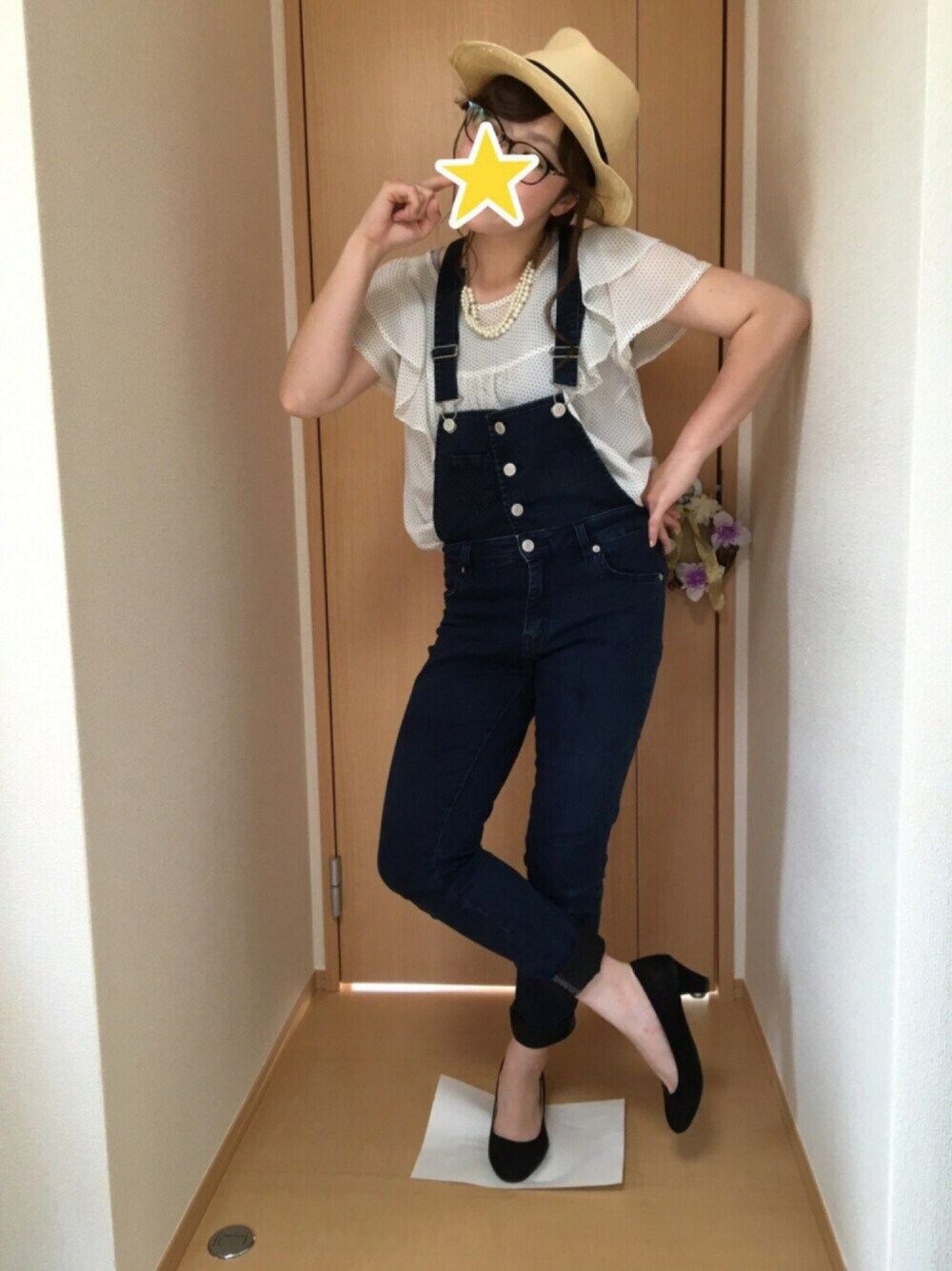 ブルー系のサロペット/オーバーオール、ホワイト系のシャツ/ブラウス、ブラック系のパンプスを着用したレディースの春コーディネートの1枚目の写真