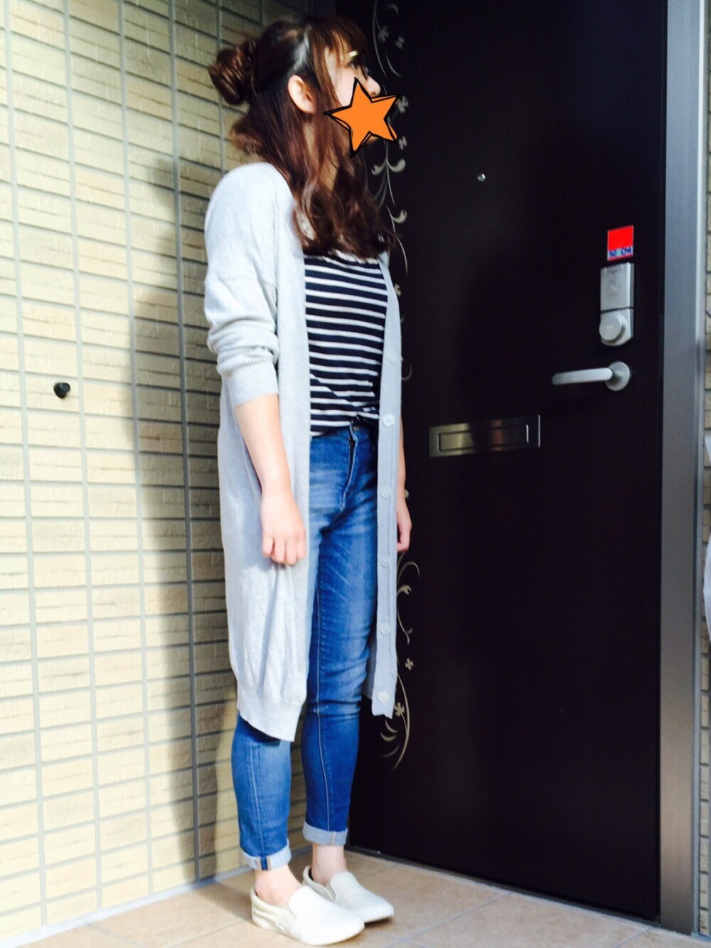 グレー系のカーディガン/ボレロ、ブルー系のTシャツ/カットソー、ブルー系のデニムパンツを着用したレディースの夏コーディネートの1枚目の写真