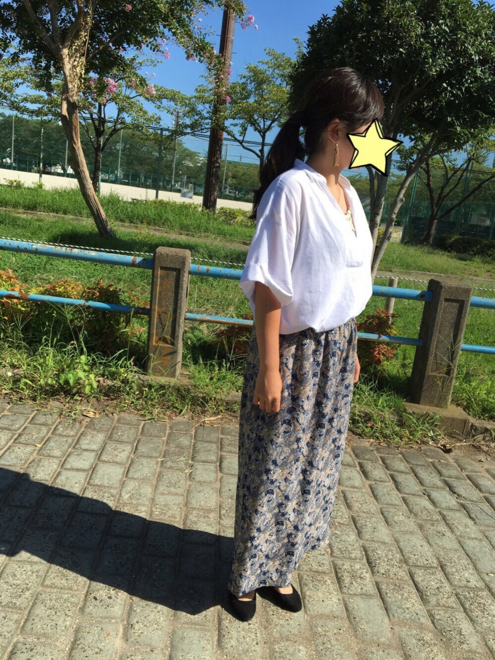 ブルー系のパンツ、ホワイト系のシャツ/ブラウス、グレー系のキャミソールを着用したレディースの夏コーディネートの1枚目の写真