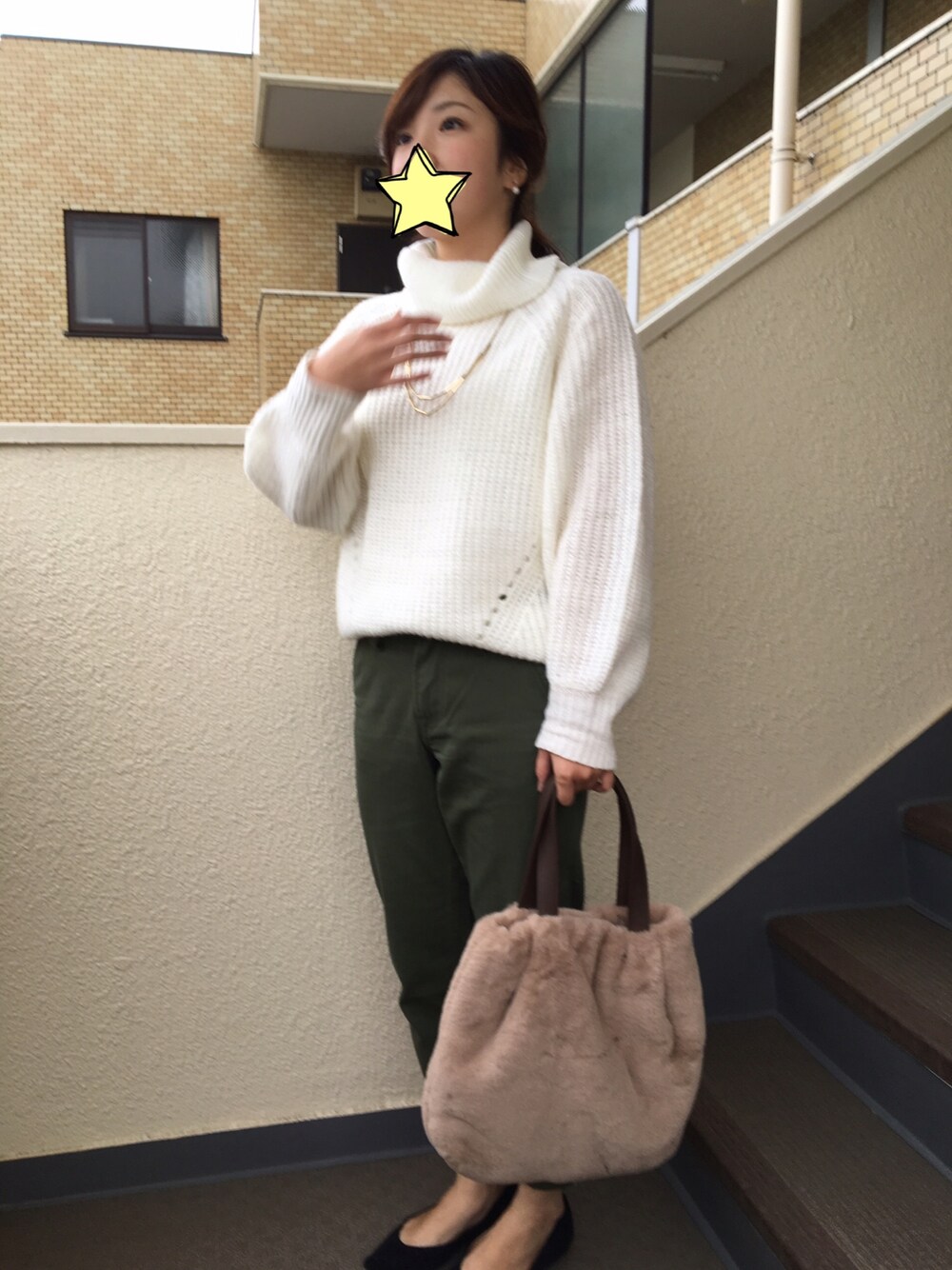 ホワイト系のニット/セーター、グリーン系のチノパンツ、ブラウン系のトートバッグを着用したレディースの秋コーディネートの1枚目の写真