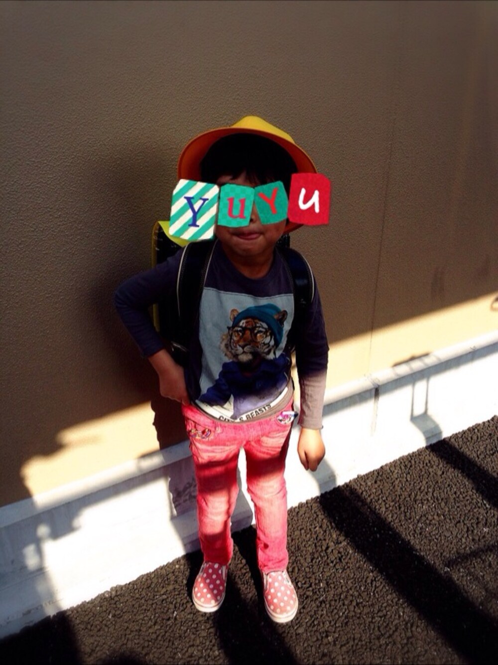 「コンバース、トラ、ガッコーすたいる、動物モチーフ」｜「ZARA KIDSのアイテム（Tシャツ/カットソー、グレー系）」を使った、yuyuさん（キッズ・120cm）の冬コーディネートの1枚目の写真