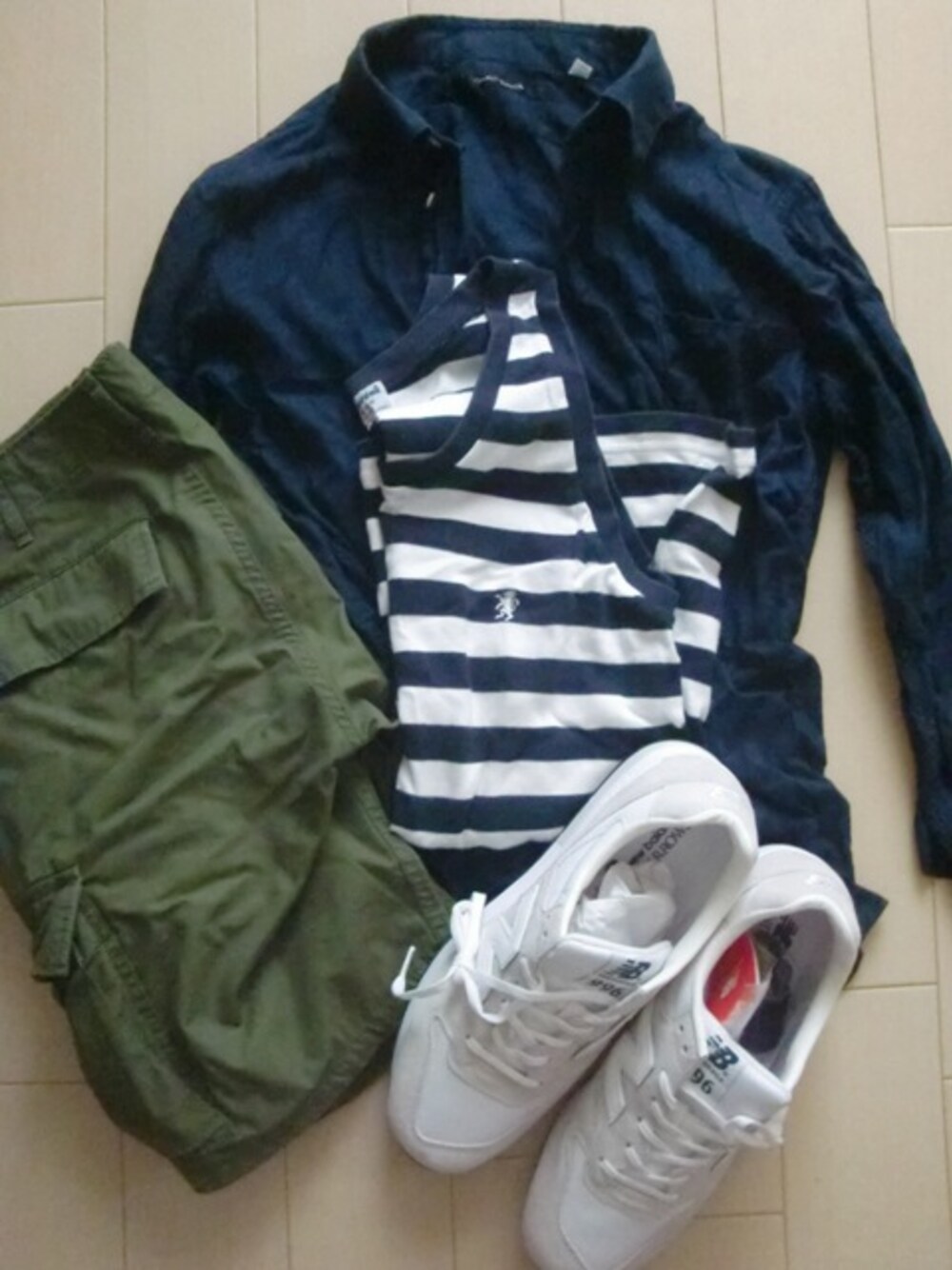 ホワイト系のスニーカー、グリーン系のカーゴパンツを着用したメンズの秋コーディネートの1枚目の写真