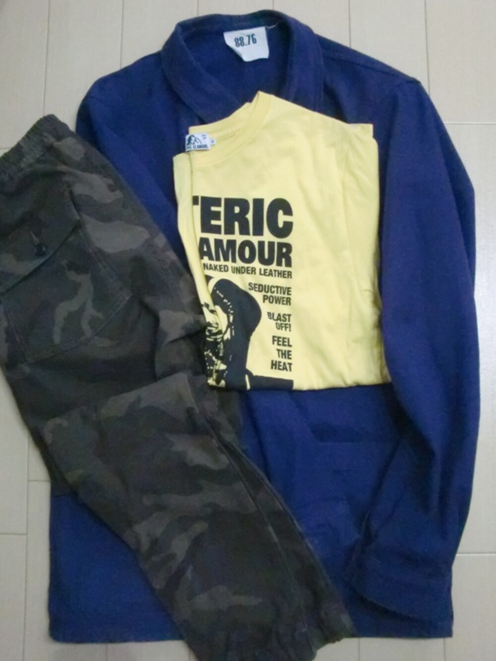 「Hysteric Glamour、ジョガーパンツ、new balance 996、秋 冬」｜「HYSTERIC GLAMOURのREDRAWN BIKE pt T-SH（Tシャツ/カットソー、イエロー系）」を使った、RYOさん（メンズ・172cm）の秋コーディネートの1枚目の写真