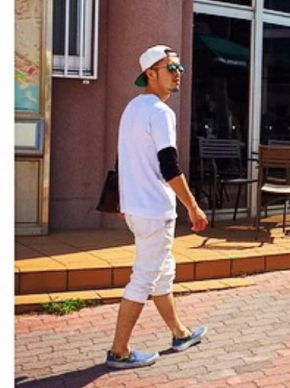 「沖縄旅行、スタバ、岡山、倉敷」｜「EDIFICEのアイテム（Tシャツ/カットソー、ホワイト系）」を使った、Masahiro Inoueさん（メンズ・174cm）の春コーディネートの1枚目の写真