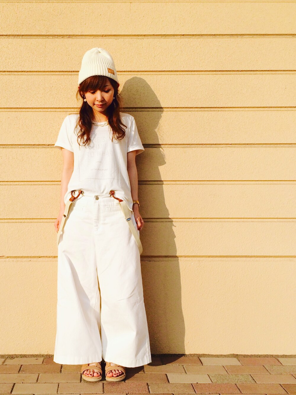 「Tシャツ、ワイドパンツ、ニット帽、サンダル、サスペンダー、ワントーンコーデ、オールホワイト、夏コーデ、カジュアル、プチプラ」｜「HusHusHの綿麻ロゴプルオーバー（Tシャツ/カットソー、ホワイト系）」を使った、じゅんさん（レディース・150cm）の夏コーディネートの1枚目の写真