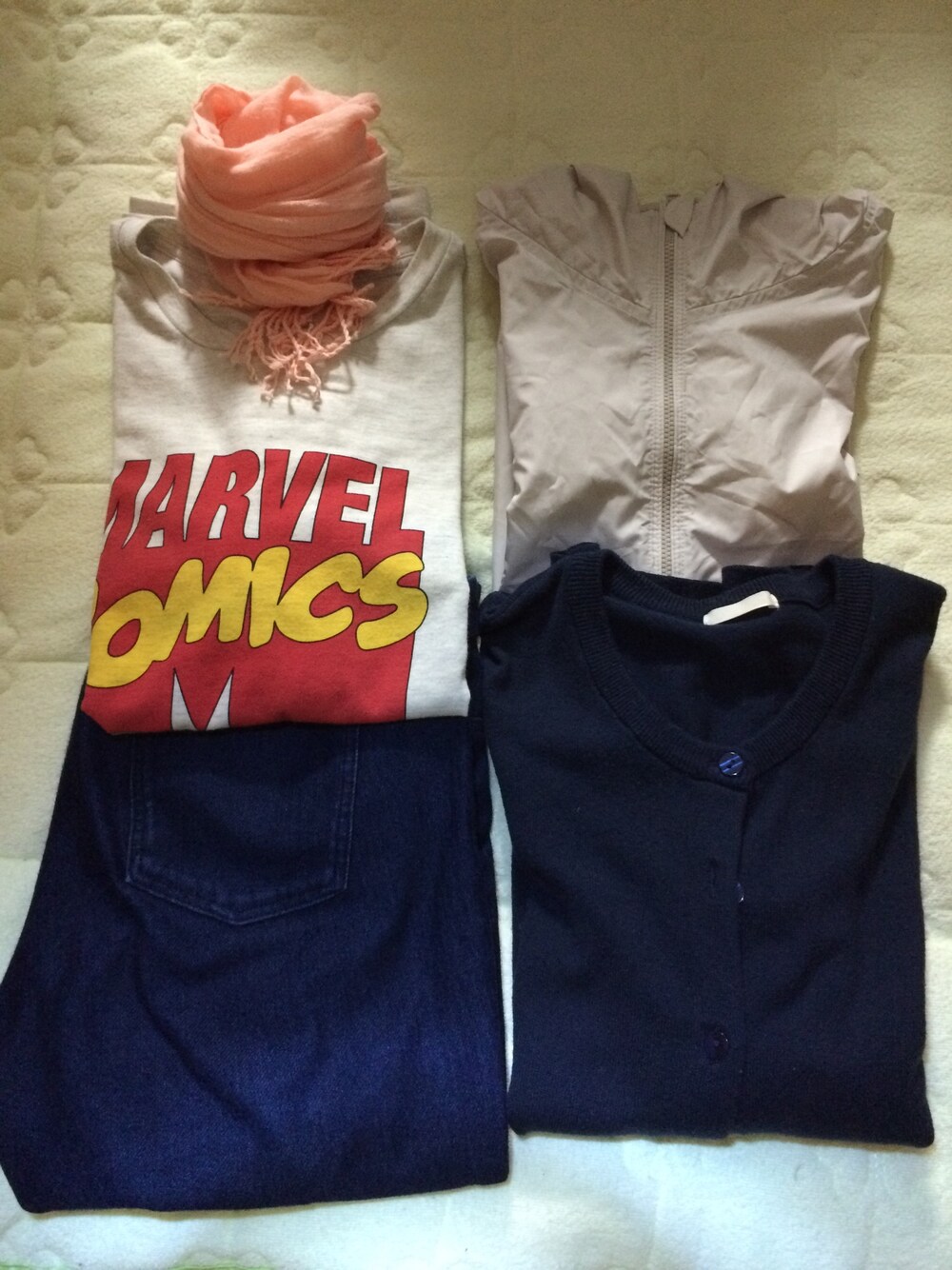 ホワイト系のTシャツ/カットソー、シルバー系のナイロンジャケット、ブルー系のその他パンツを着用したレディースの秋コーディネートの1枚目の写真