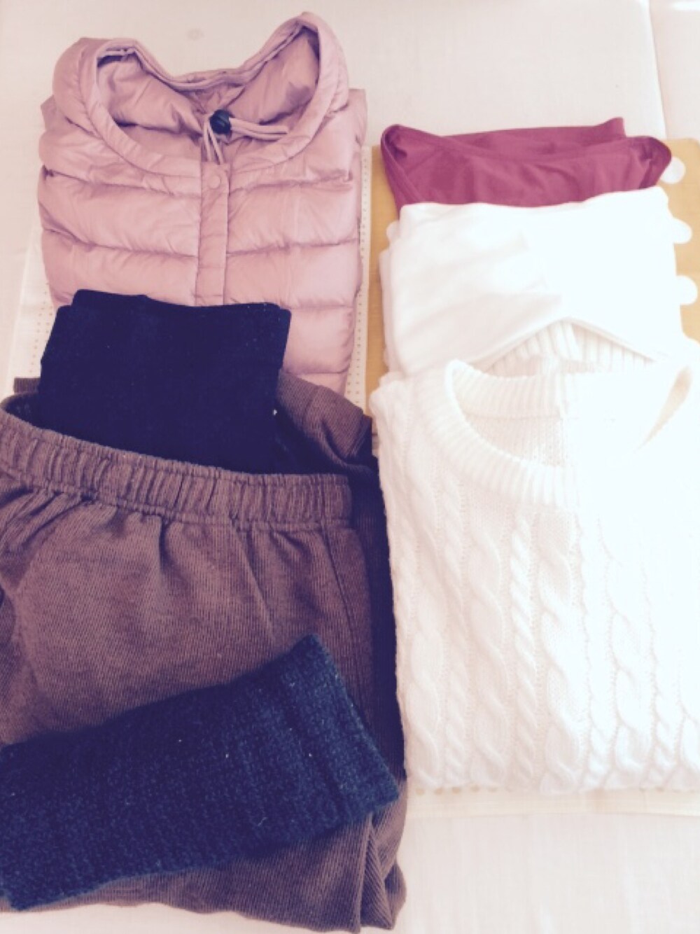 ブラウン系のその他パンツ、ピンク系のダウンベスト、ピンク系のTシャツ/カットソーを着用したレディースの冬コーディネートの1枚目の写真