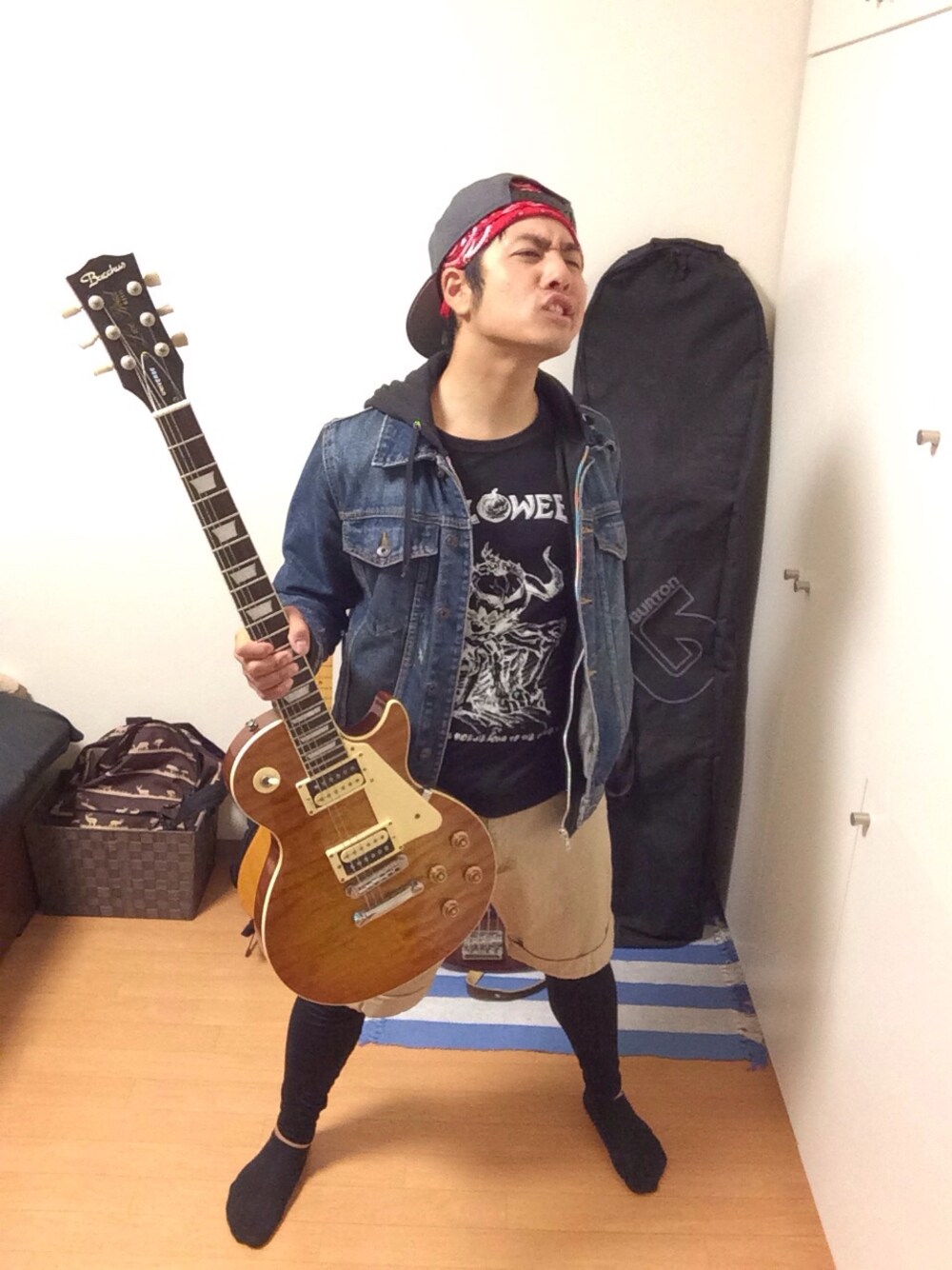 「部屋撮り、バンドT、ギター」｜「THRASHERのWEGO/THRASHER BBキャップ（キャップ、グレー系）」を使った、けんたろさん（メンズ・164cm）の秋コーディネートの1枚目の写真
