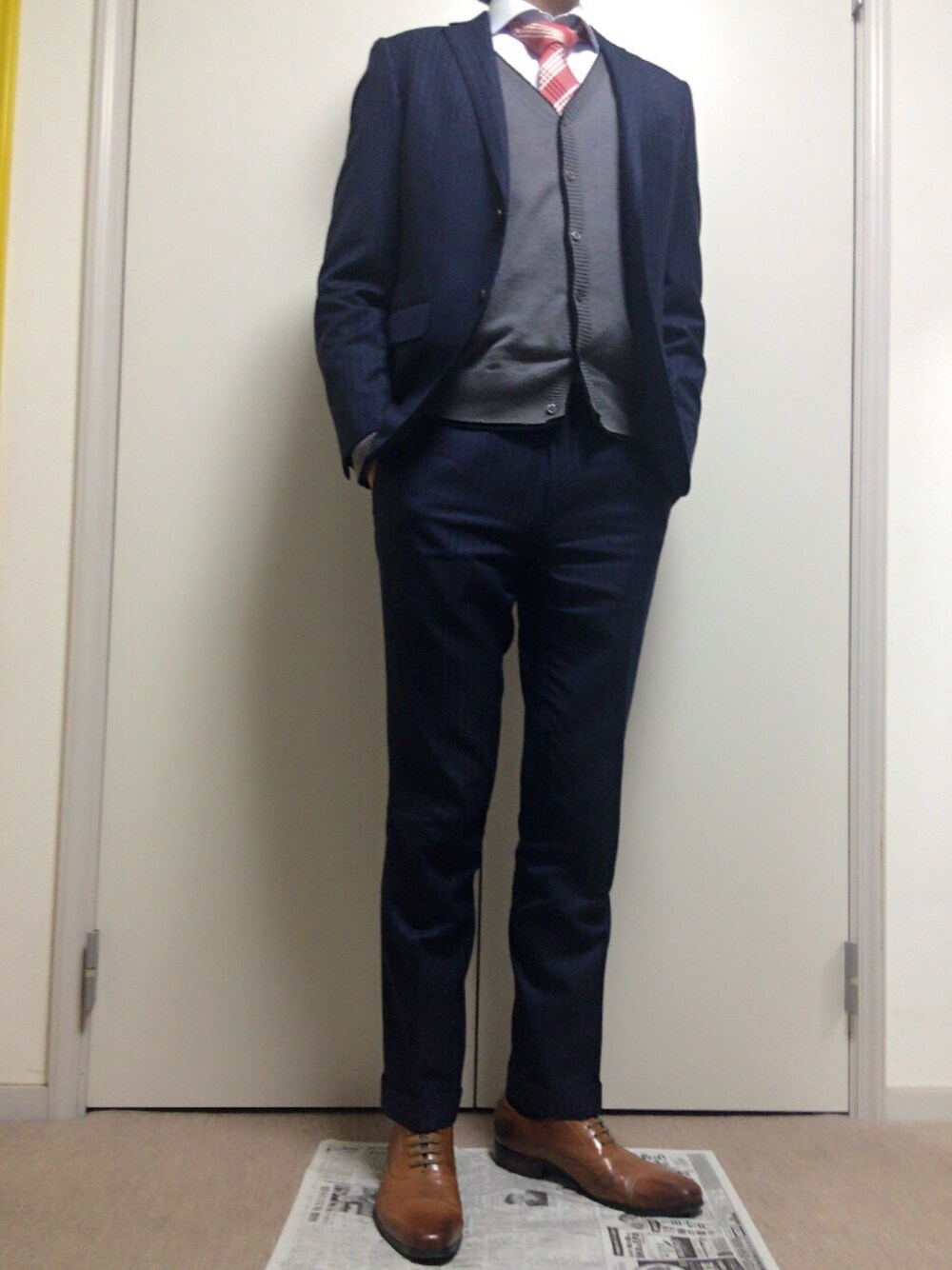 ブルー系のセットアップ、グレー系のカーディガン/ボレロ、ブラウン系のドレスシューズを着用したメンズの冬コーディネートの1枚目の写真