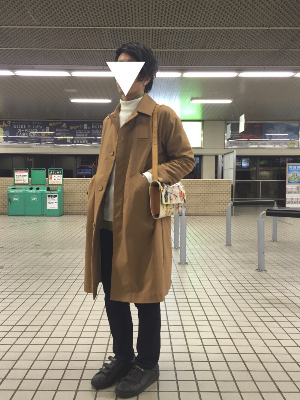 「ルミナリエ、ユニクロ、ステンカラーコート、白ニット、丸亀製麺、チラ見せシャツ、二日酔い」｜「Dulcamaraのストレッチチノステンカラーコート　■（ステンカラーコート、ベージュ系）」を使った、ry0P3さん（メンズ・170cm）の冬コーディネートの1枚目の写真