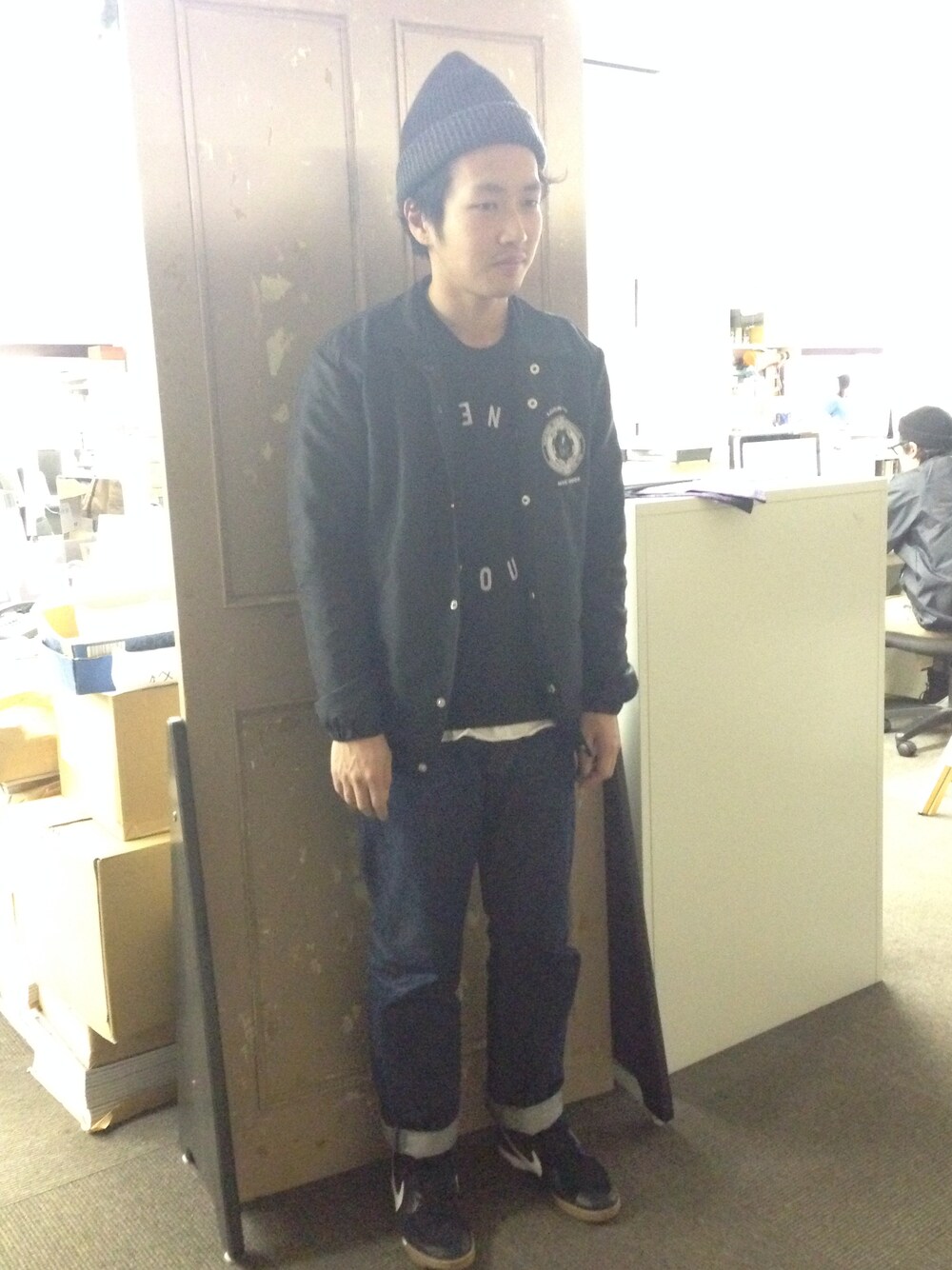 ブルー系のデニムパンツ、ブラック系のその他トップス、その他の本を着用したメンズの冬コーディネートの1枚目の写真