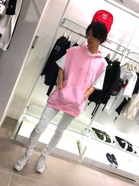 「DANKE SCHON（ダンケシェーン）のアイテム（パーカー）」を使った、Junya  Awajiさん（メンズ・184cm）の夏コーディネート