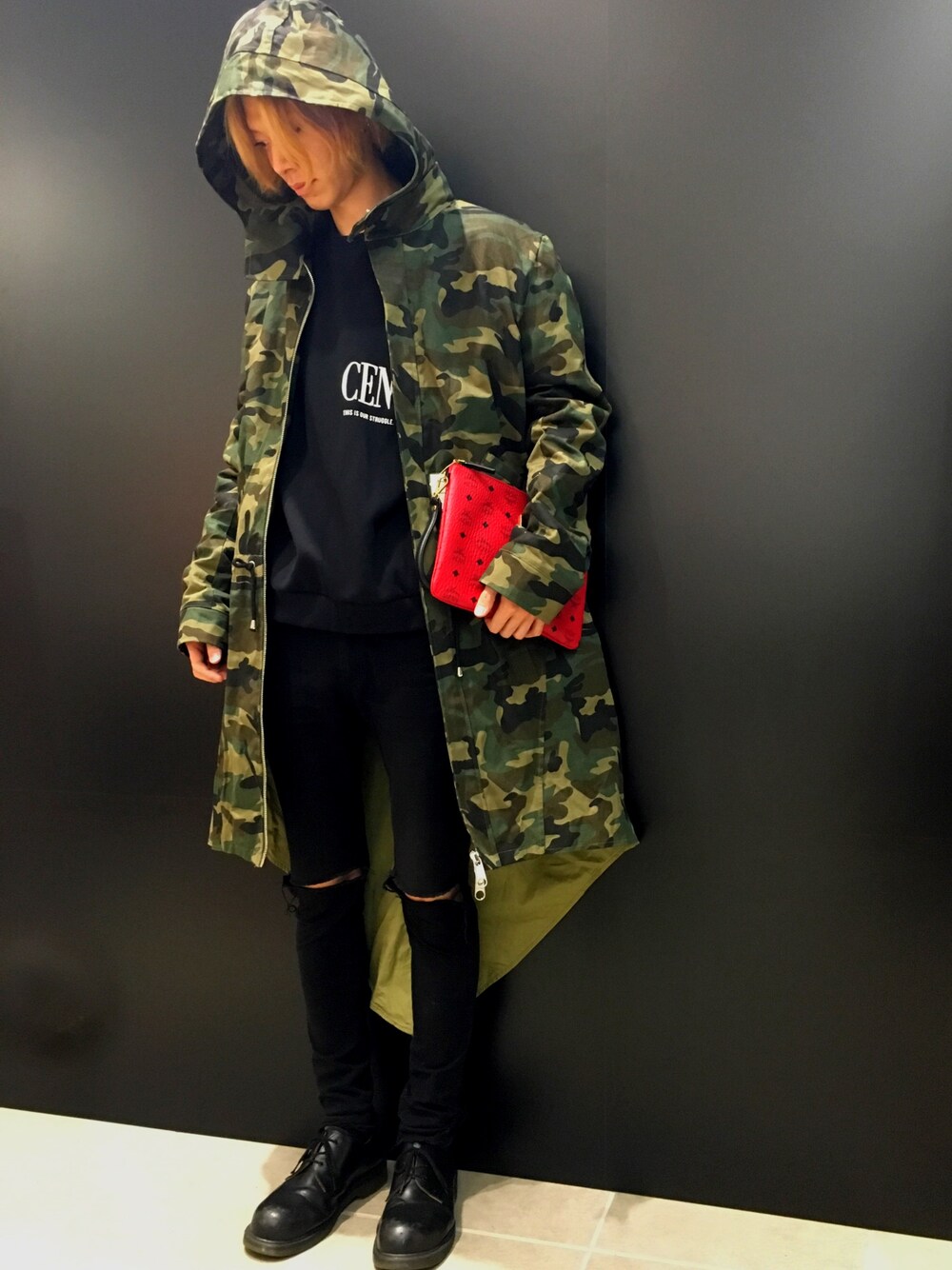 「hba、MCM、Danke schon、迷彩、LHP、LHP原宿」｜「MCMのアイテム（クラッチバッグ、レッド系）」を使った、Junya  Awajiさん（メンズ・184cm）の秋コーディネートの1枚目の写真