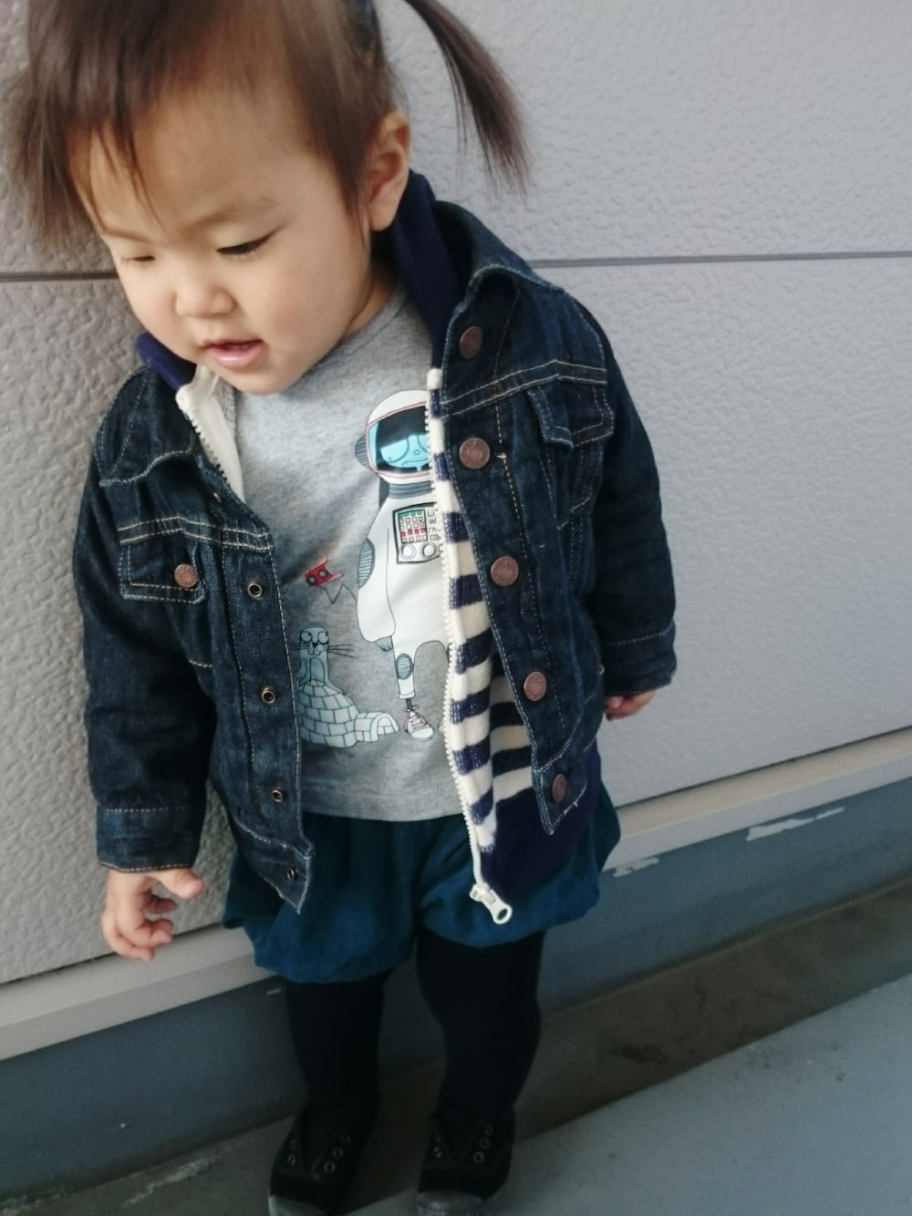 「Gジャン、ボーダーパーカー、Gジャン×パーカー、かぼちゃパンツ、キッズコーデ、女の子、1歳6ヶ月、シンプル」｜「COMME CA ISMのアイテム（デニムジャケット、ブルー系）」を使った、RiRiKaさん（キッズ・80cm）の冬コーディネートの1枚目の写真