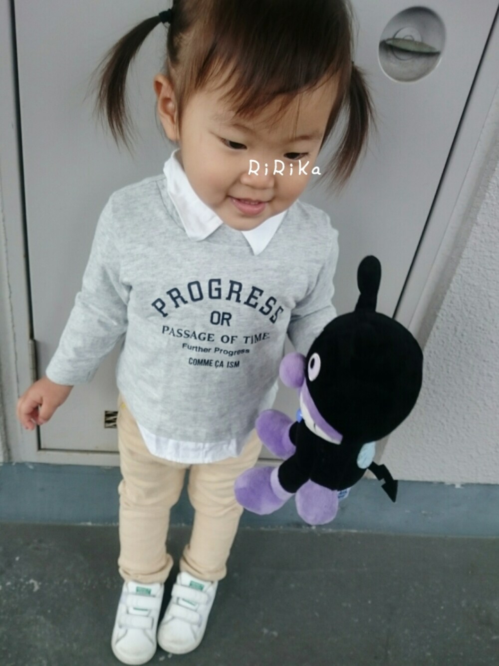 グレー系のTシャツ/カットソー、ベージュ系のその他パンツ、ホワイト系のスニーカーを着用したキッズの春コーディネートの1枚目の写真