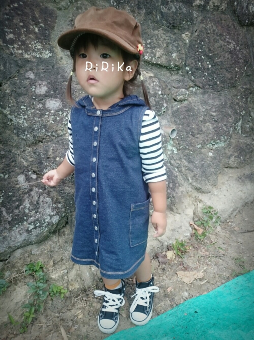 「女の子、デニムワンピース、ボーダー、ちびボーダー族、シンプル、ハイカット、2歳2ヶ月」｜「CONVERSEのキッズ コンバース オールスター ハイカット CONVERSE CHILD ALL STAR RZ HI 325136（スニーカー、ブラック系）」を使った、RiRiKaさん（キッズ・90cm）の秋コーディネートの1枚目の写真