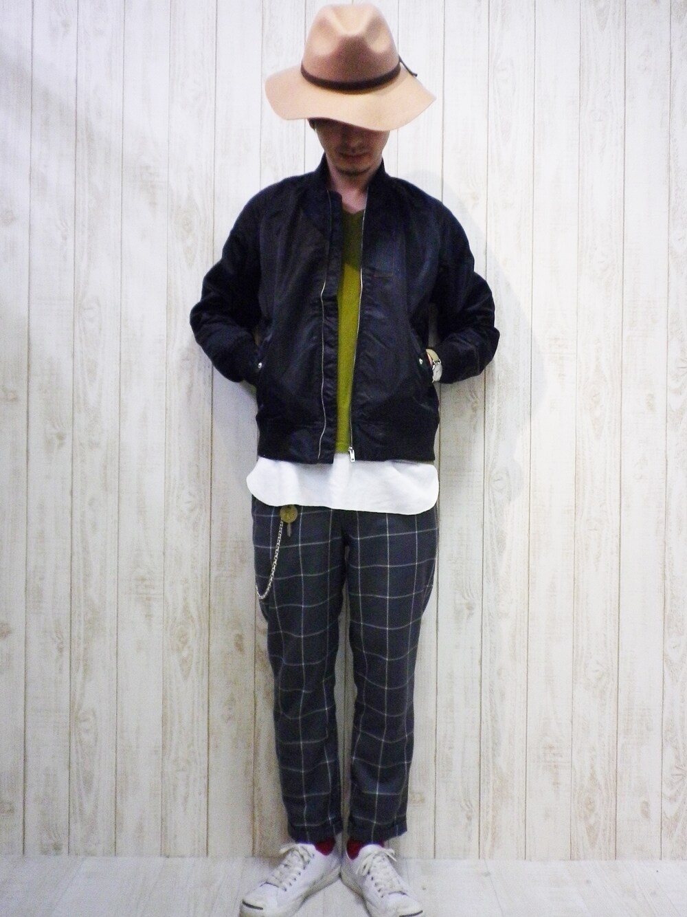 「MA-1、ハット、チェックパンツ、ジャックパーセル、ウォレットチェーン、赤ソックス、ミリタリーMIX、VネックT、ウインドウペンチェック柄、ロング丈カットソー」｜「ZIP FIVEのナイロンＭＡ-1（ミリタリージャケット、ブラック系）」を使った、ＺＩＰＤＵＯさん（メンズ・177cm）の春コーディネートの1枚目の写真