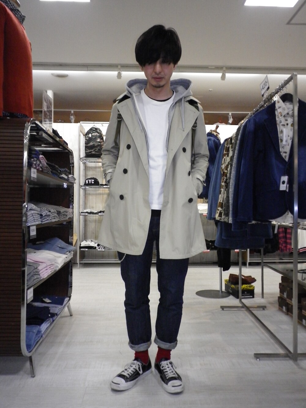 「トレンチコート、カモフラ柄、デニムパンツ、リジットデニム、ジャックパーセル、赤ソックス、ポケットTEE、ニューヨーカー、トレンチコート×パーカー、ZIPパーカー」｜「M2squaredのトレンチコート（トレンチコート、ベージュ系）」を使った、ＺＩＰＤＵＯさん（メンズ・177cm）の春コーディネートの1枚目の写真