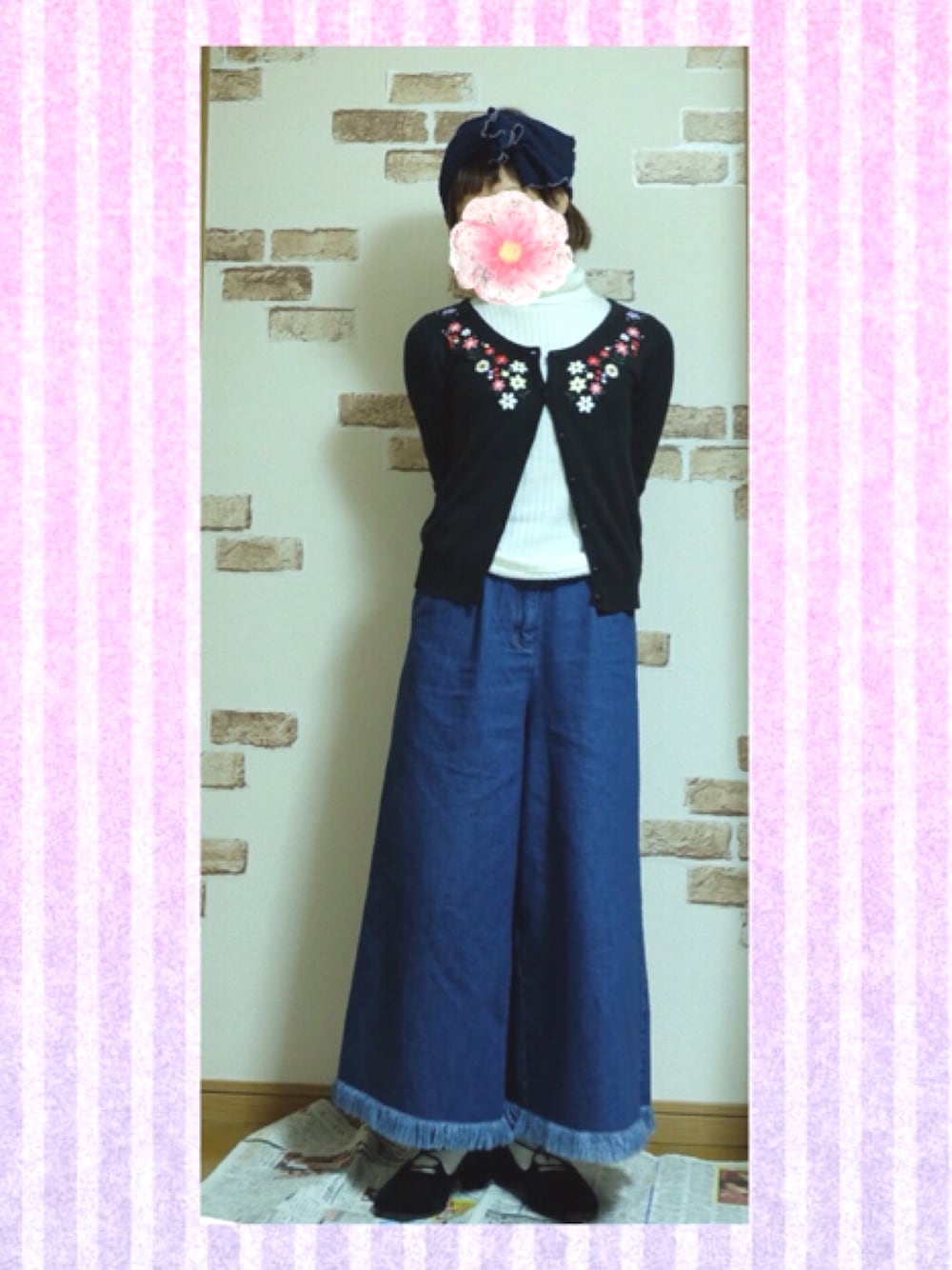 ホワイト系のニット/セーター、ブルー系のデニムパンツ、ブラック系のパンプスを着用したレディースの冬コーディネートの1枚目の写真