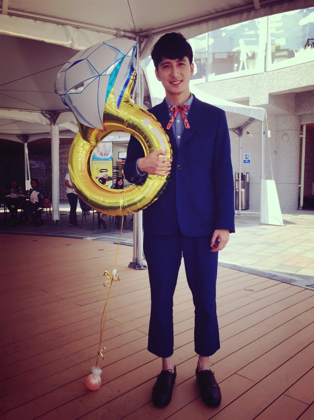 「EOTOTOのアイテム（スーツジャケット、ブルー系）」を使った、彭博劭さん（メンズ・175cm）の夏コーディネートの1枚目の写真