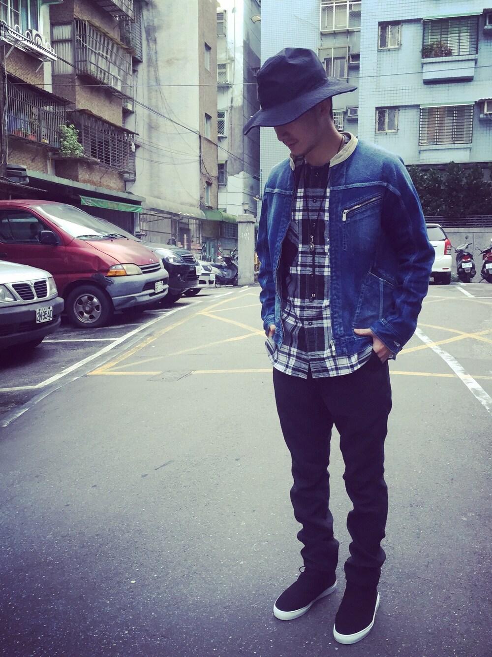 「nonnative、Taiwan、TAIPEI」｜「nonnativeのアイテム（デニムジャケット、ブルー系）」を使った、彭博劭さん（メンズ・175cm）の冬コーディネートの1枚目の写真
