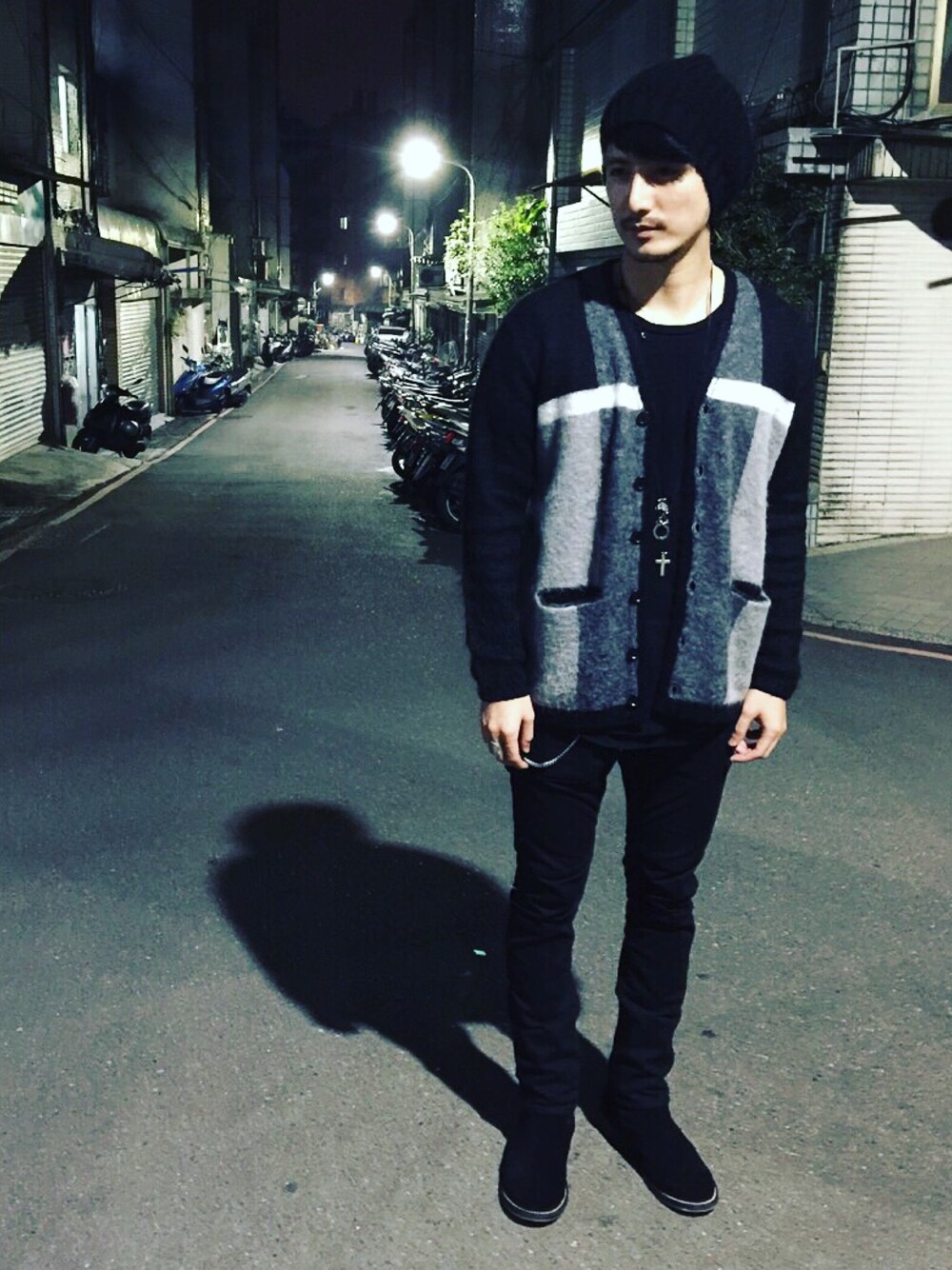 「nonnative、Taiwan、TAIPEI」｜「nonnativeのアイテム（カーディガン/ボレロ、ブラック系）」を使った、彭博劭さん（メンズ・175cm）の冬コーディネートの1枚目の写真