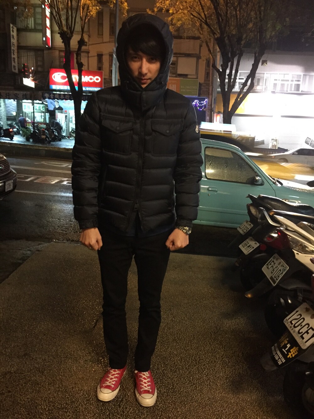 「Taiwan、Taichung、MONCLER」｜「MONCLERのアイテム（ダウンジャケット/コート、ブルー系）」を使った、彭博劭さん（メンズ・175cm）の冬コーディネートの1枚目の写真