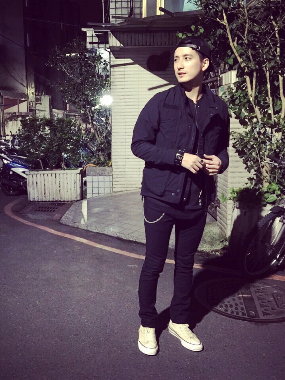 「nonnative、CONVERSE ADDICT、converse、Taiwan、TAIPEI、black」｜「nonnativeのアイテム（ジャケット/アウター、ブラック系）」を使った、彭博劭さん（メンズ・175cm）の春コーディネートの1枚目の写真