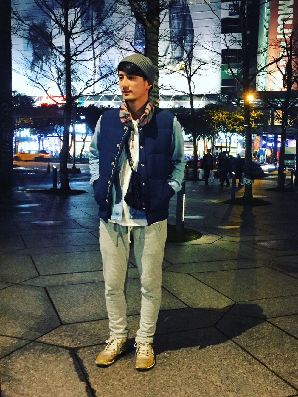 「春、nonnative、New Balance、hobo、EOTOTO、Taiwan、TAIPEI」｜「EOTOTOのアイテム（ベスト、ブルー系）」を使った、彭博劭さん（メンズ・175cm）の春コーディネートの1枚目の写真