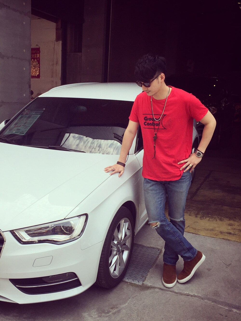 「春、nonnative、Audi、Taiwan、Taichung、red」｜「nonnativeのアイテム（Tシャツ/カットソー、レッド系）」を使った、彭博劭さん（メンズ・175cm）の春コーディネートの1枚目の写真