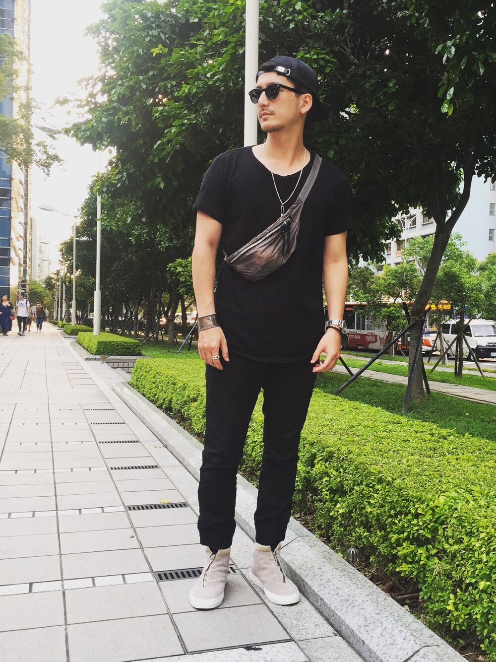 「夏コーデ、nonnative、Taiwan、TAIPEI」｜「nonnativeのアイテム（バッグ、グレー系）」を使った、彭博劭さん（メンズ・175cm）の春コーディネートの1枚目の写真