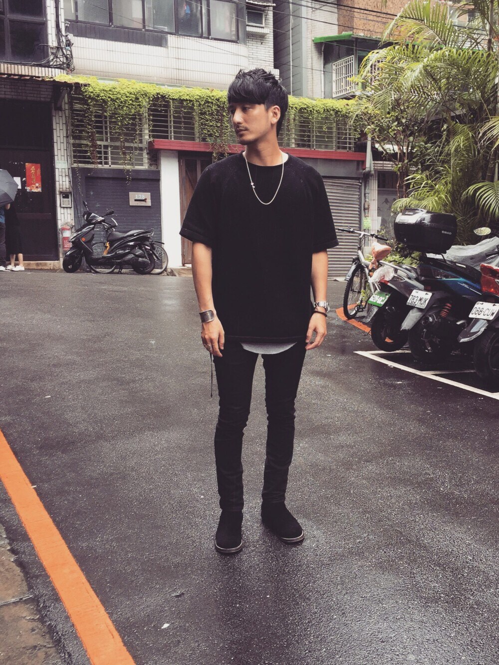 「nonnative、黑色系、black、Taiwan、TAIPEI、黒スキニー」｜「nonnativeのアイテム（ニット/セーター、ブラック系）」を使った、彭博劭さん（メンズ・175cm）の春コーディネートの1枚目の写真