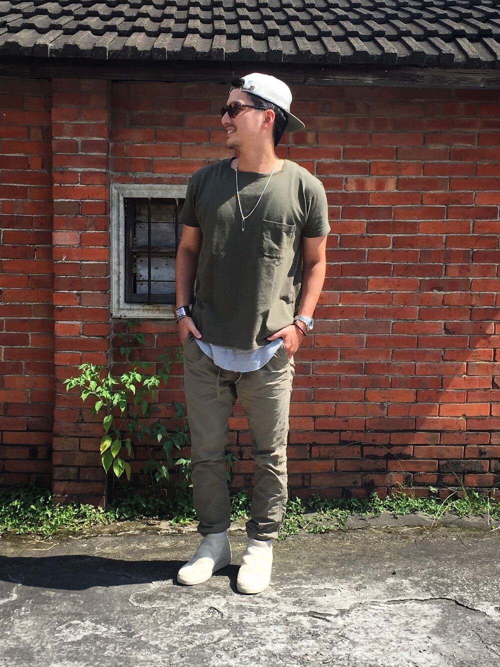 「nonnative、olive、夏、Taiwan、Taichung」｜「nonnativeのアイテム（Tシャツ/カットソー、グリーン系）」を使った、彭博劭さん（メンズ・175cm）の春コーディネートの1枚目の写真