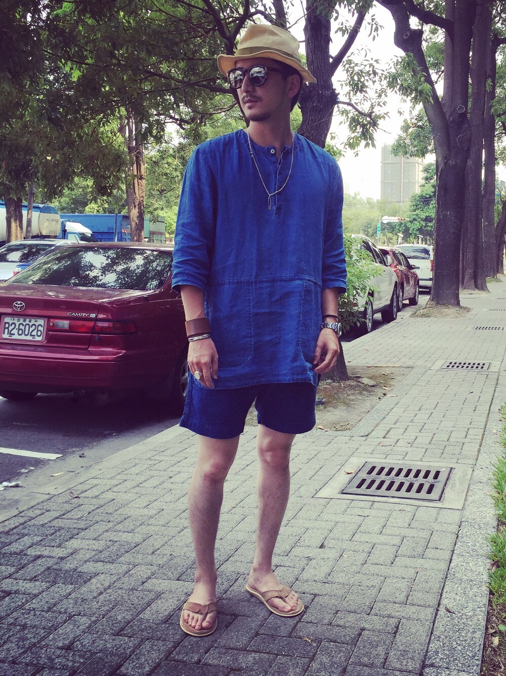 「夏コーデ、nonnative、Taichung、Taiwan、navy、blue、indigo、paperhat、EOTOTO」｜「nonnativeのアイテム（シューズ、ベージュ系）」を使った、彭博劭さん（メンズ・175cm）の夏コーディネートの1枚目の写真
