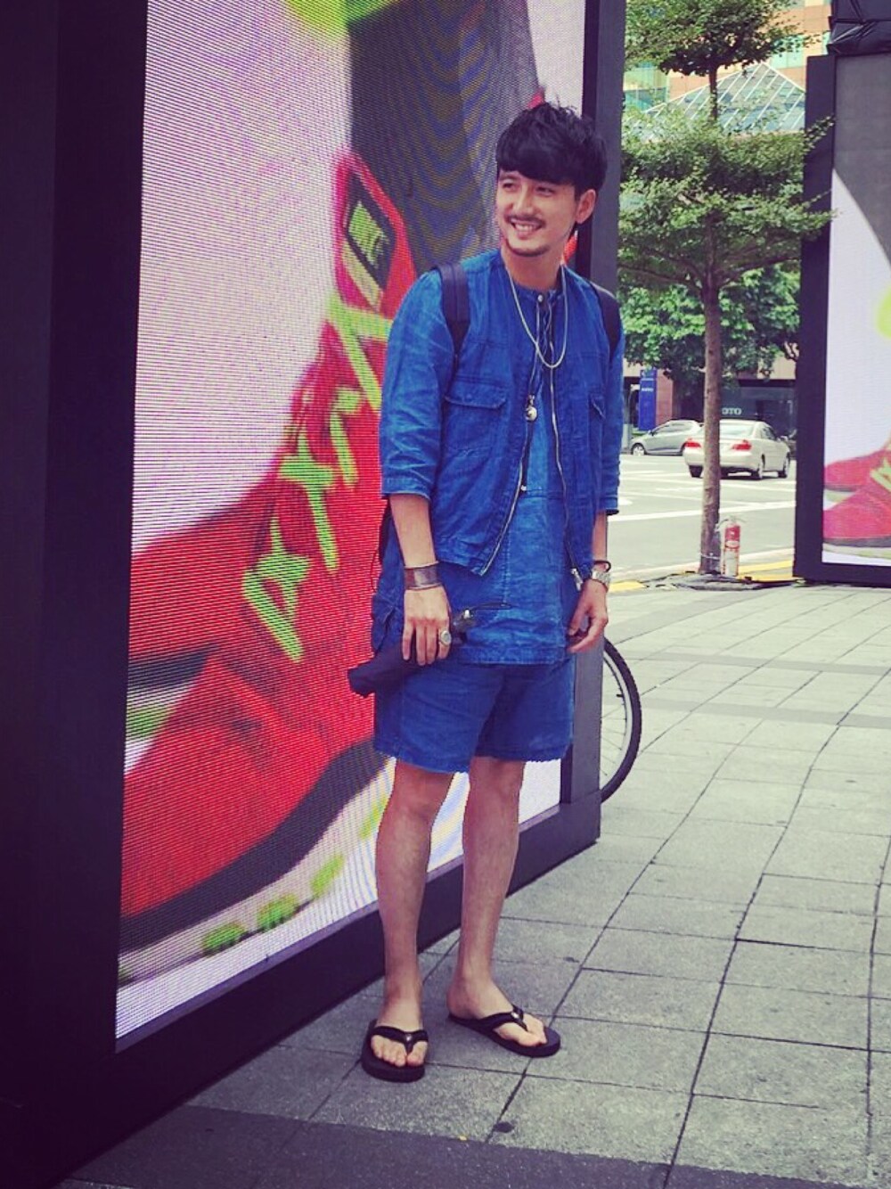 「nonnative、summer、indigo、navy、Taiwan、TAIPEI」｜「nonnativeのアイテム（ベスト、ブルー系）」を使った、彭博劭さん（メンズ・175cm）の夏コーディネートの1枚目の写真
