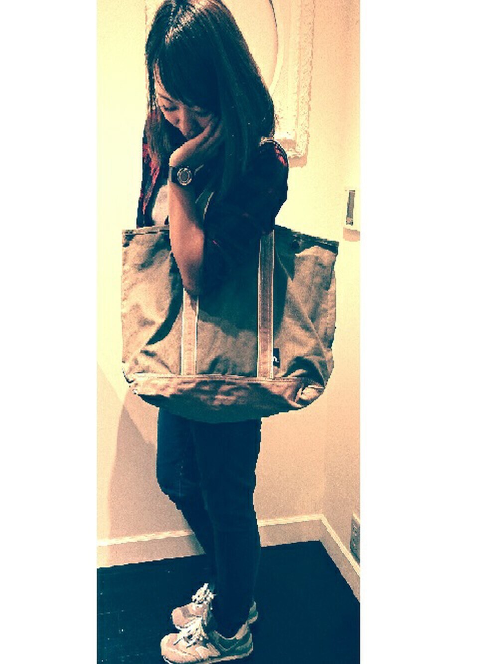 グリーン系のトートバッグ、グリーン系のトートバッグを着用したレディースの秋コーディネートの1枚目の写真