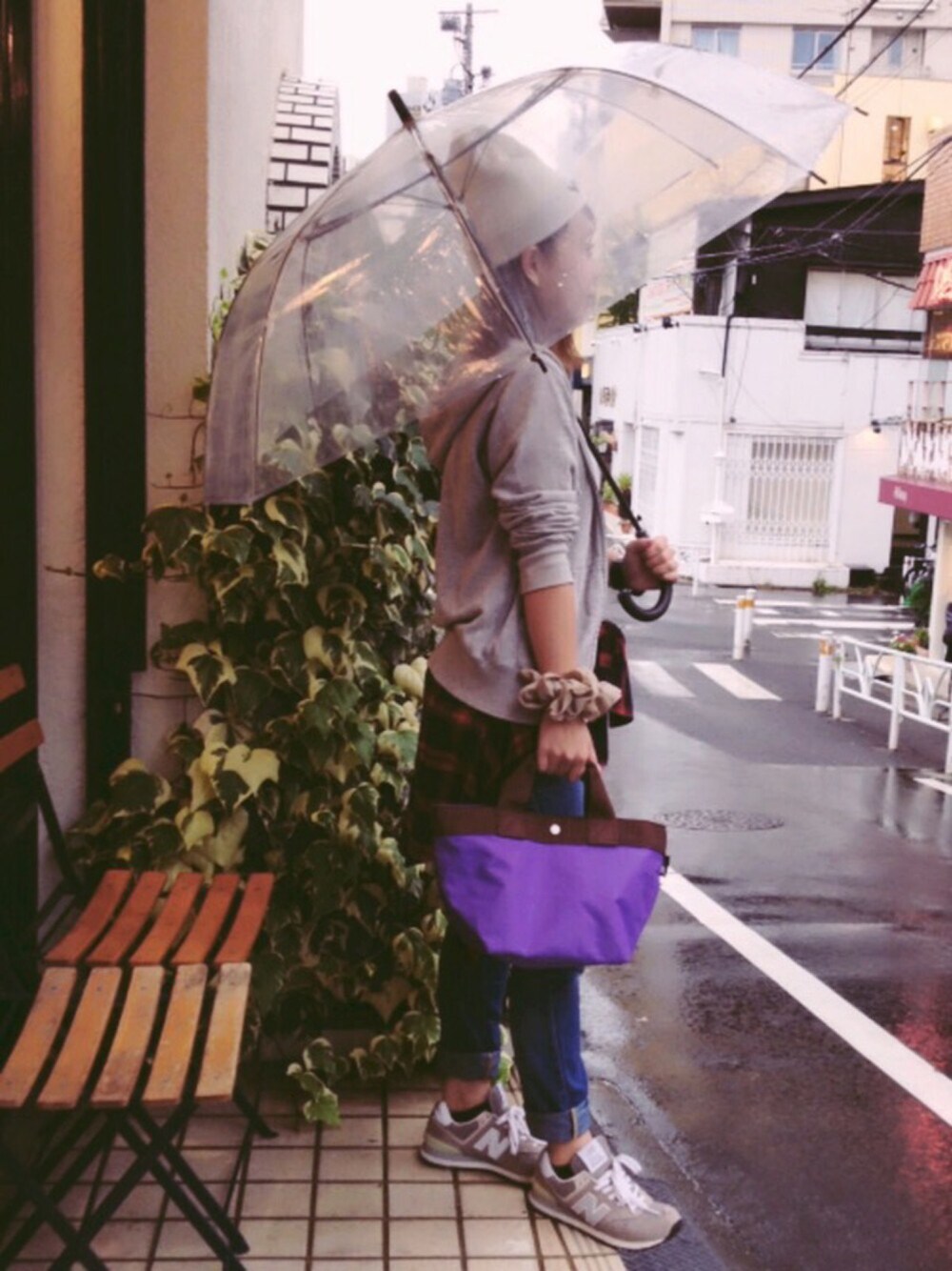 パープル系のトートバッグ、パープル系のトートバッグを着用したレディースの秋コーディネートの1枚目の写真