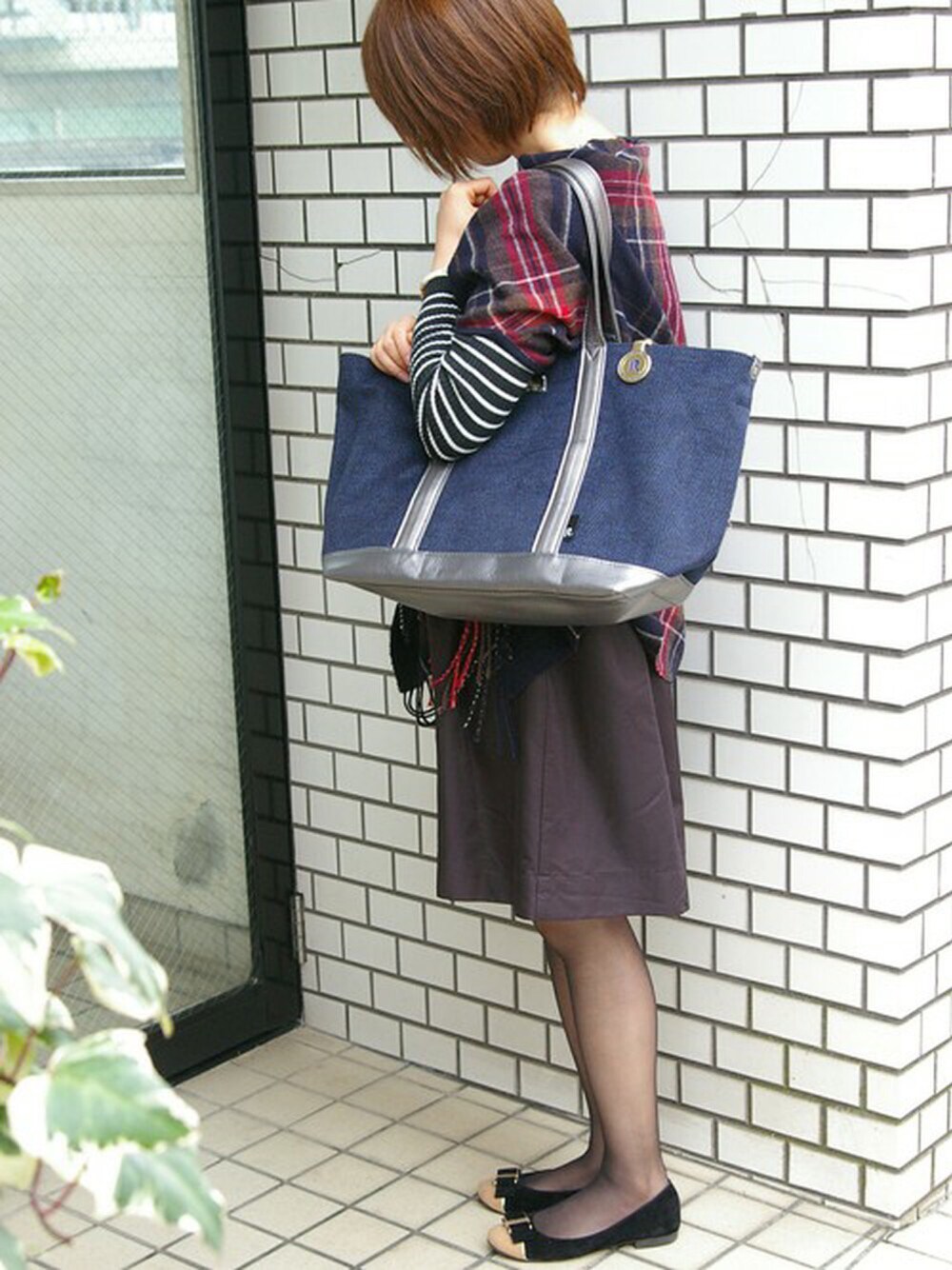 ブラック系のトートバッグ、その他のその他小物を着用したレディースの冬コーディネートの1枚目の写真