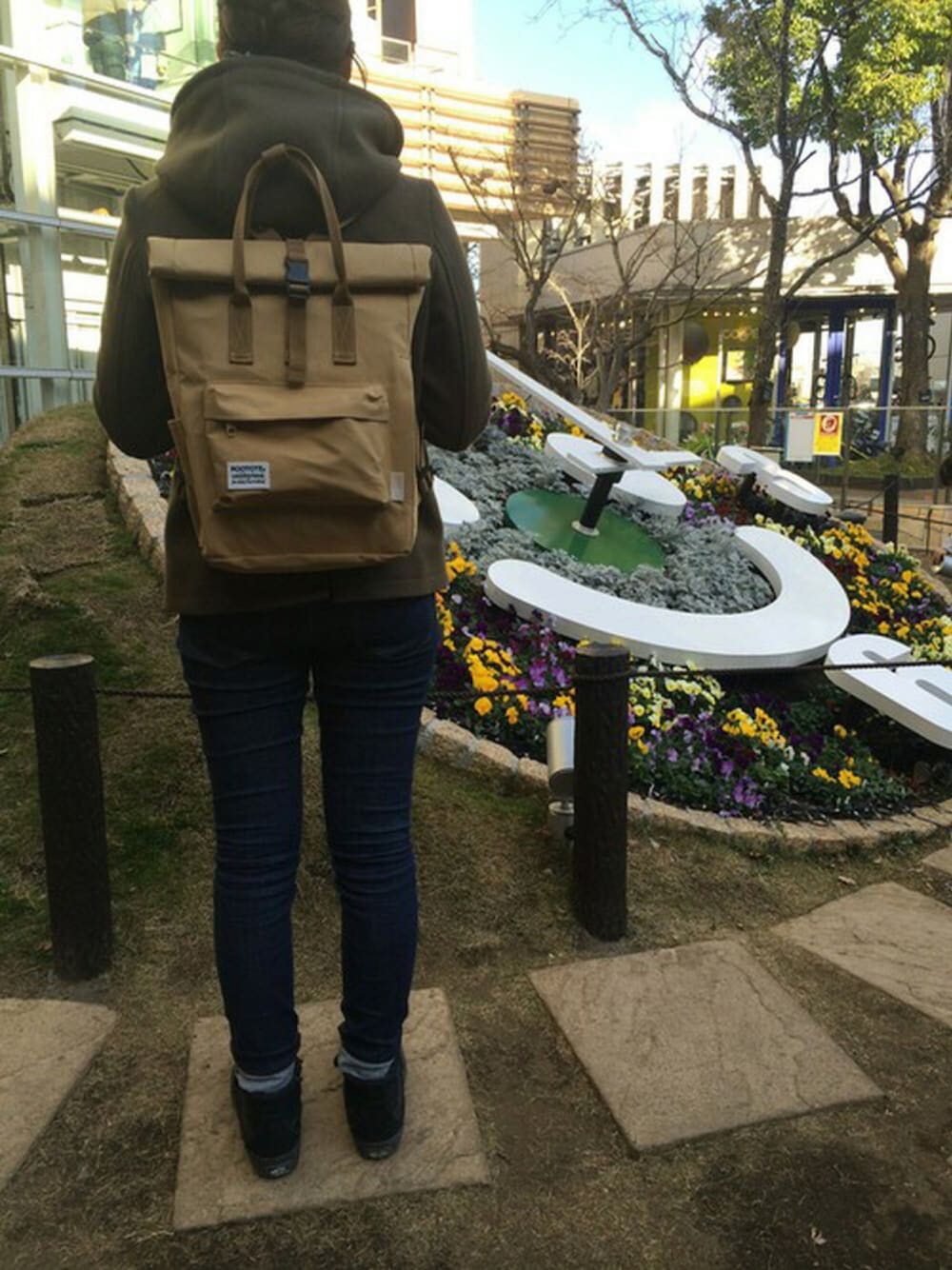 ベージュ系のバックパック/リュックを着用したレディースの冬コーディネートの1枚目の写真