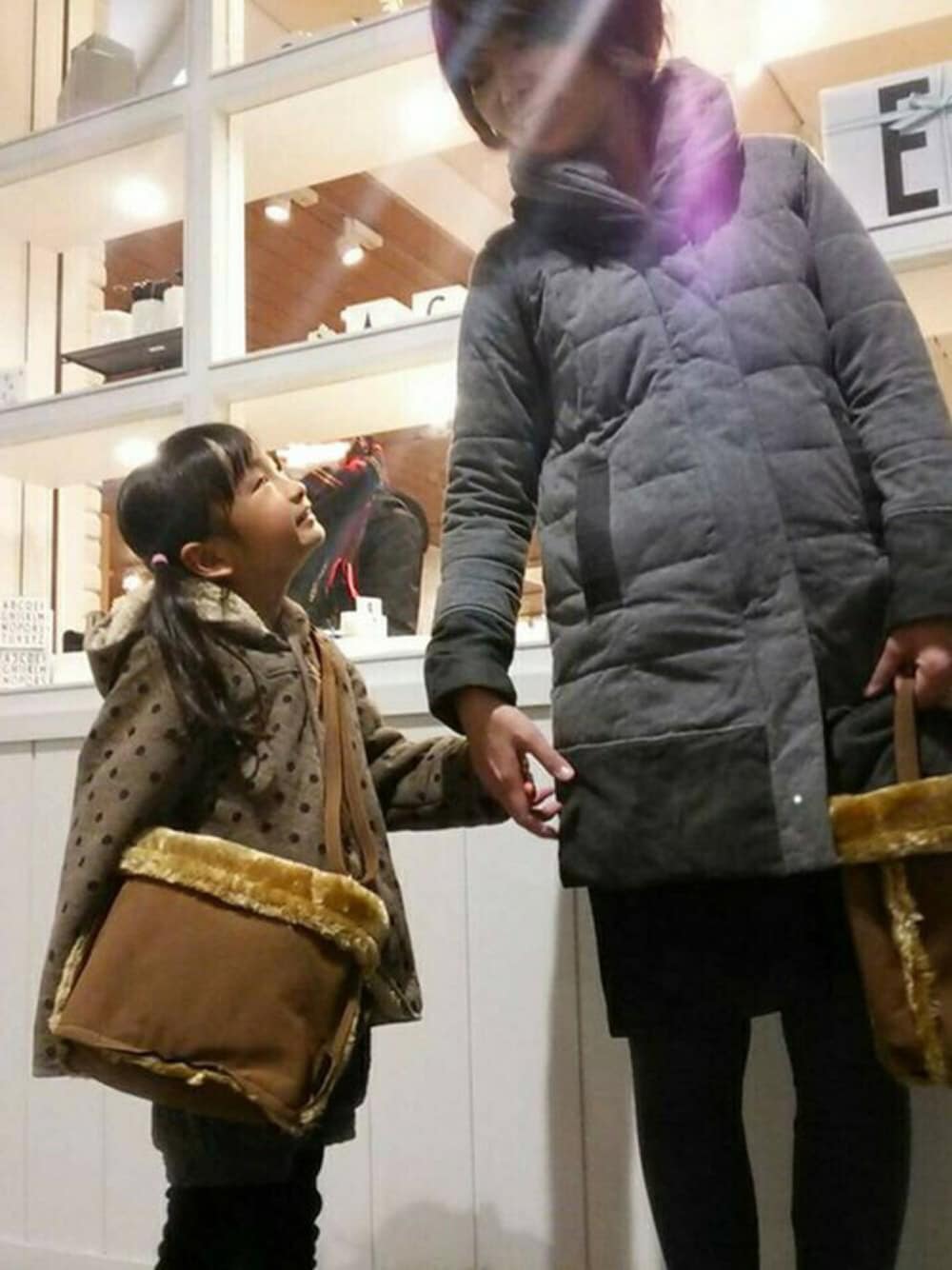 ブラウン系のトートバッグ、ブラウン系のショルダーバッグを着用したレディースの冬コーディネートの1枚目の写真