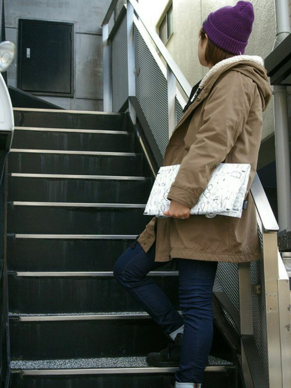 ホワイト系のトートバッグを着用したレディースの冬コーディネートの1枚目の写真