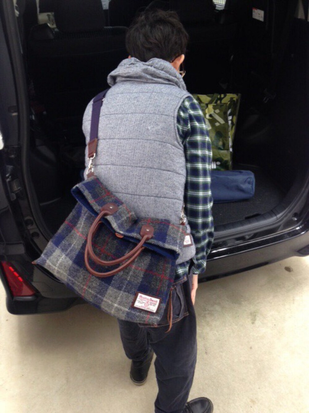 ブルー系のトートバッグ、その他のトートバッグを着用したメンズの冬コーディネートの1枚目の写真