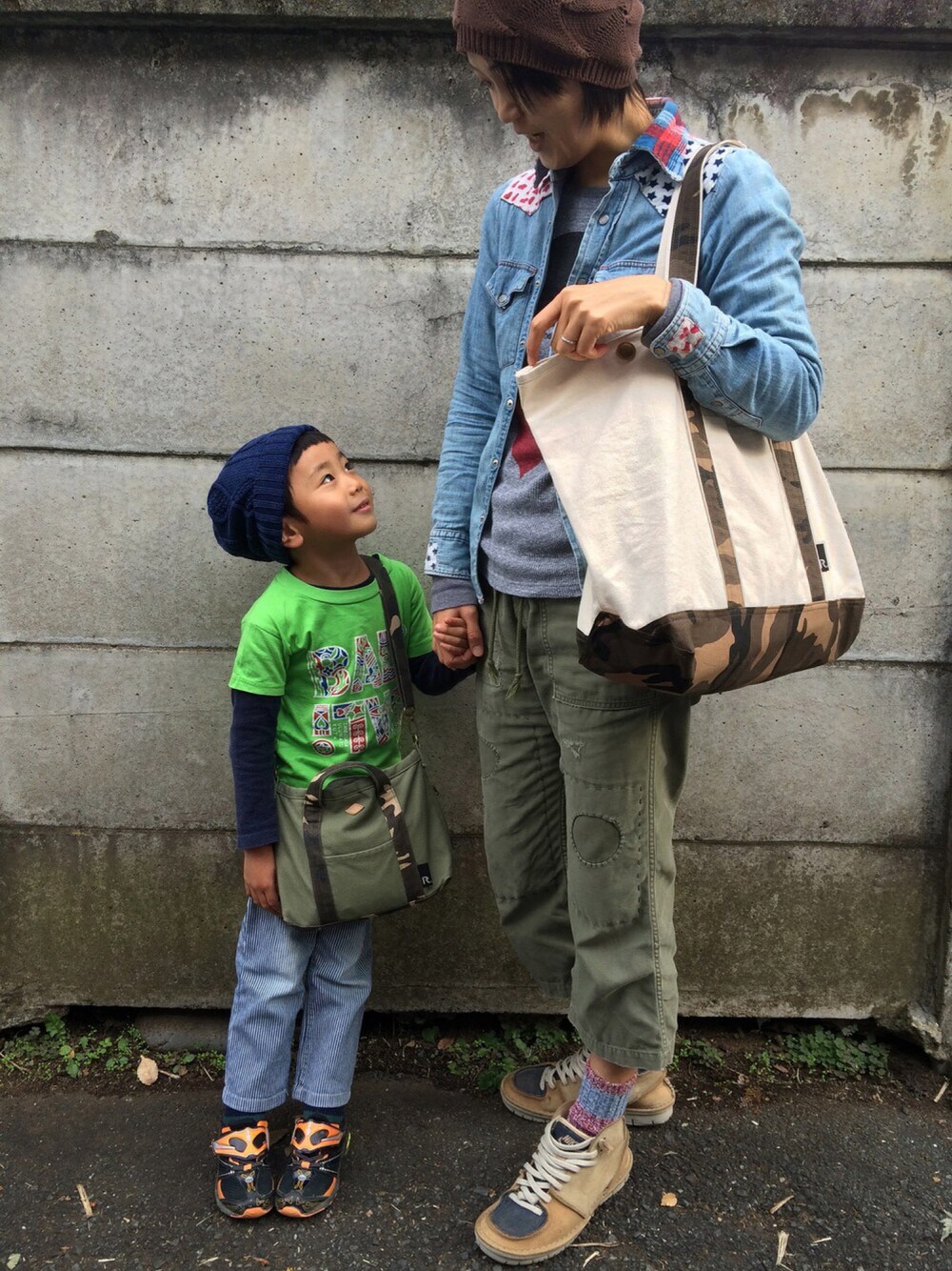 その他のトートバッグ、グリーン系のトートバッグを着用したキッズの冬コーディネートの1枚目の写真